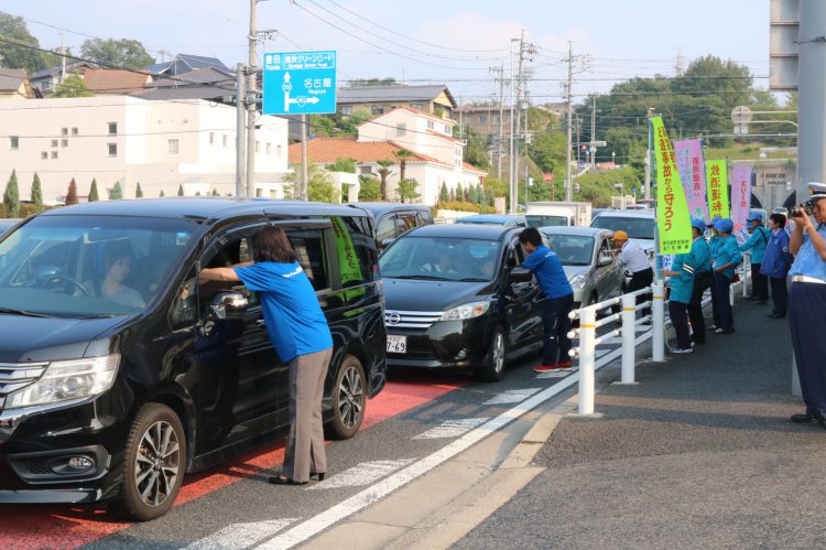 交通安全 はしわたし　運動 を行っています。