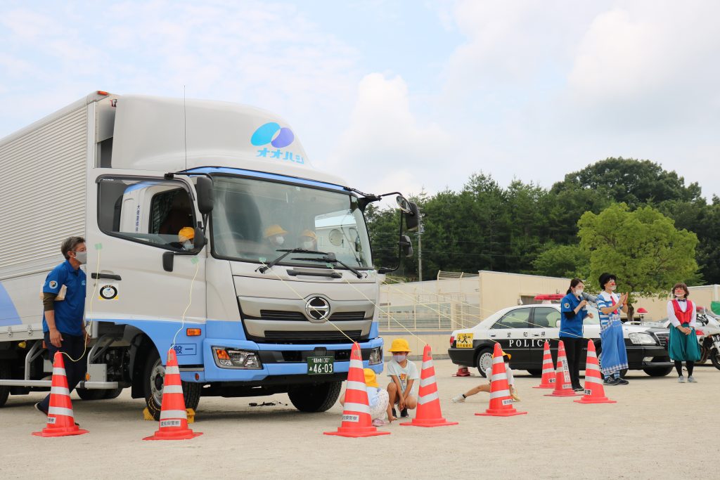 瀬戸市の小学校1・２年生へ交通安全教室を行いました。