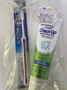 健康経営　4月18日「よい歯の日」に歯ブラシセットを配布しました