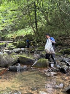 地域と企業が力を合わせて守る自然　蛇ヶ洞川の川清掃活動